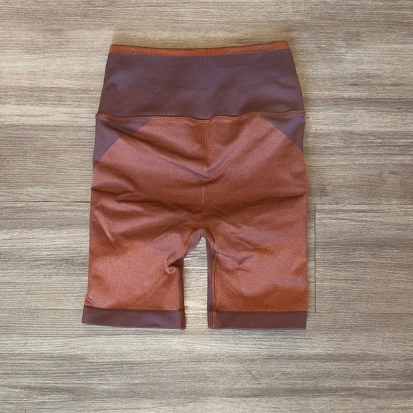 XS Athleta Biker Shorts Orange Break Records Break Barriers Like New - Picture 2 of 3